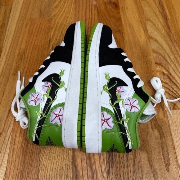 5.5W Air Jordan 1 Low SE Floral Vines (GS) Size 4 youth (5.5 women’s) - Picture 6 of 8